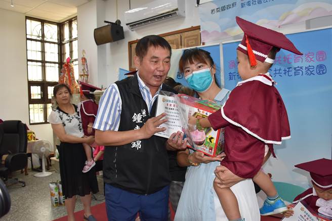 苗栗县首个托婴中心迎来毕业宝宝，29日举行毕业典礼，县长锺东锦亲自颁发毕业证书。（谢明俊摄）
