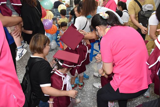 苗栗县首个托婴中心迎来毕业宝宝，29日举行毕业典礼。（谢明俊摄）