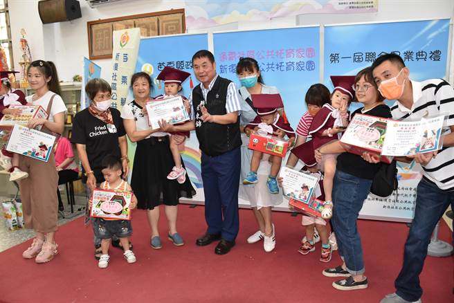 苗栗县首个托婴中心迎来毕业宝宝，29日举行毕业典礼，县长锺东锦亲自颁发毕业证书。（谢明俊摄）