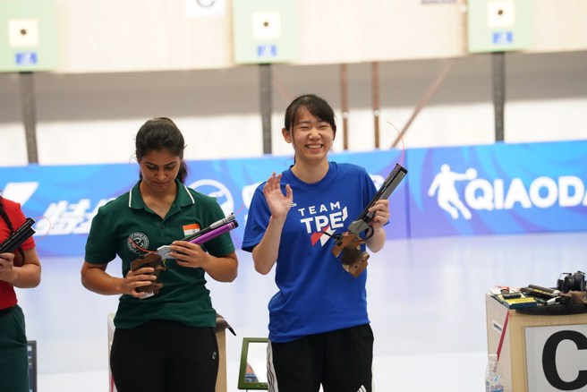 陳俞如(中)拿下成都世大運射擊女子10公尺空氣手槍銅牌。(大專體總提供)