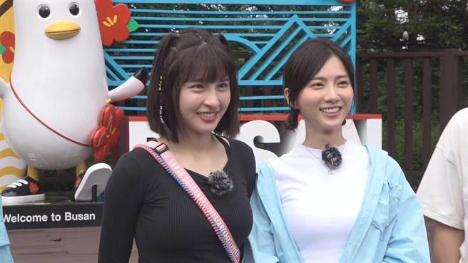 峮峮（左）、蔡黄汝首次跟着《饥饿游戏》前进韩国出外景。（中视提供）