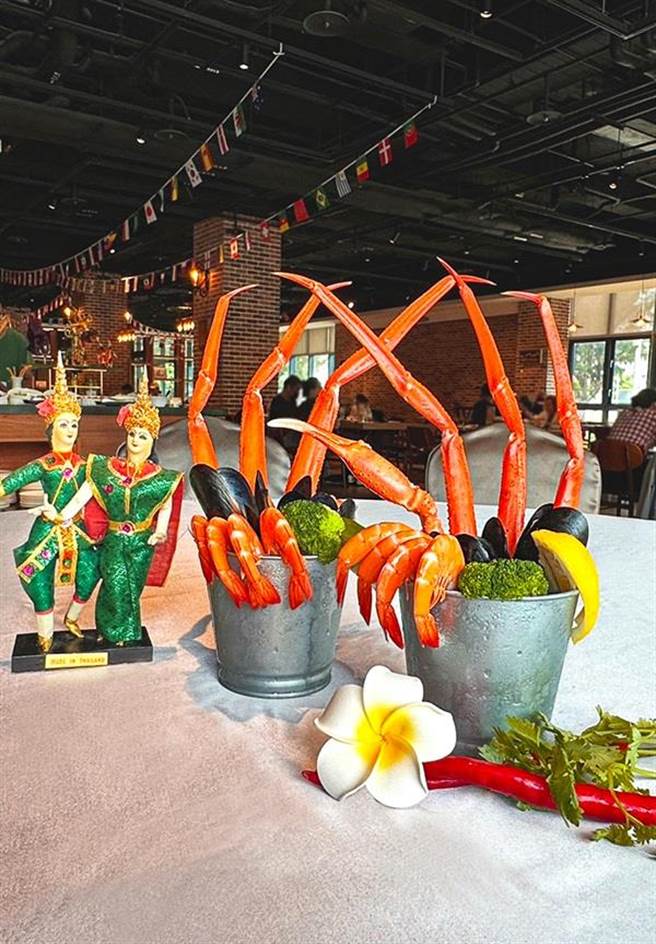 台中震大金郁金香酒店8月1日起推出「父亲蟹蟹您」优惠活动，凡享用泰国美食节自助晚餐，2人以上同行即赠送「极上松叶蟹海鲜桶」。（业者提供／陈淑娥台中传真）