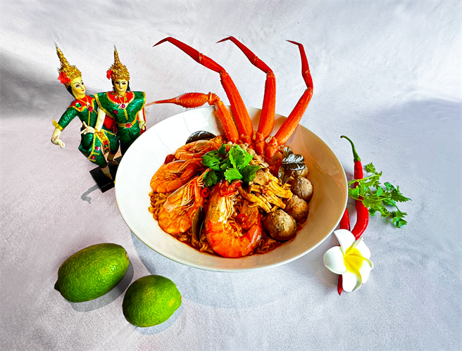 台中震大金郁金香酒店8月1日起推出「父亲蟹蟹您」优惠活动，凡享用泰国美食节自助午餐，4人以上同行即赠送「豪华松叶蟹海景麵」。（业者提供／陈淑娥台中传真）