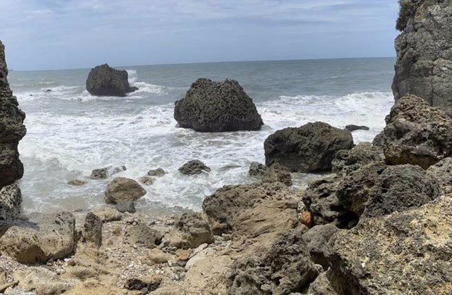 高雄市鼓山区柴山大道礁岩岸。（翻摄照片／洪靖宜高雄传真）