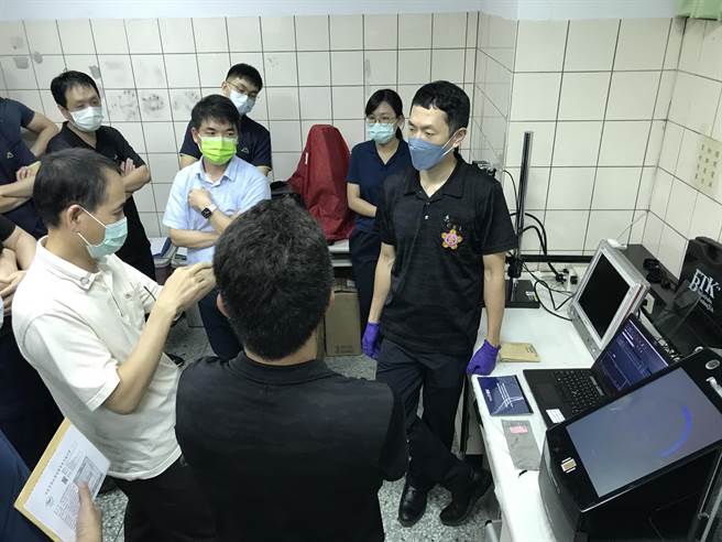 苗栗警分局採集DNA比对来协寻行方不明人士下落。（读者提供／谢明俊苗栗传真）