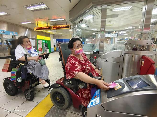 新北市爱心卡除搭乘大眾运输工具外，另可于新北博物馆及国民运动中心享有免费入场及使用。（新北市社会局提供）