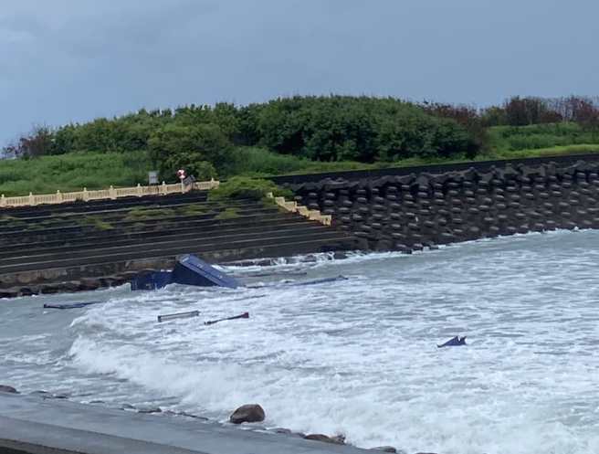 擱淺於沿岸南星灣貨櫃。（圖 / 高雄港務分公司）
