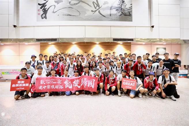 2023WAMSB世界乐旗大赛中，建中乐旗联队以队史最高分拿下亚军，也获得街道游行比赛总冠军，学子们于29日凌晨荣誉归国。（建中乐旗队后援会提供）