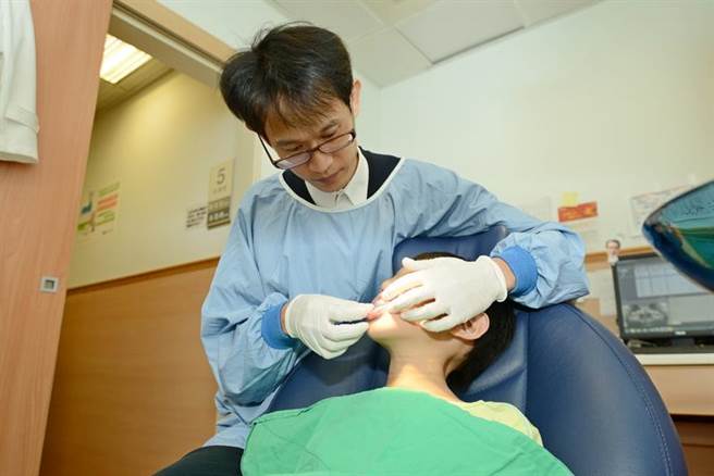 台北慈濟醫院醫師陳宜宏強調，兒童齒列隨著恆齒陸續萌出，7成以上雙排牙的恆齒會隨著乳齒脫落與舌頭推擠，回到正常的位置，不鼓勵家長半脅迫帶小孩到診所拔牙。（台北慈濟醫院提供）