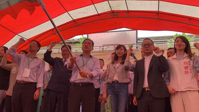 ▲台船基隆厂信赖之友会后援会于29日成立，行政院副院长郑文灿（左二）现场有立委参选人许淑华（右三）、议长童子玮（右二）、市议员许睿慈（右一）均出席力挺。（徐佑升摄）