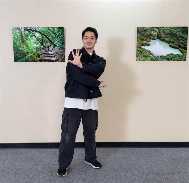 台北市长蒋万安3月参加小巨蛋全国大专杯男子篮球赛冠军战时，为帮政大学弟加油打气，中场休息时舞力全开大解放，引起讨论。而为宣传2023捷运杯街舞大赛，蒋万安穿上Oversize的嘻哈装扮，再度尬舞。（摘自蒋万安脸书／刘彦宜台北传真）