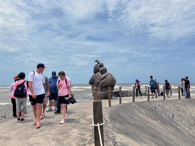 台南市《開江紀》各展區中，最受矚目的〈台江阿嬤〉作品，因創作者事先加固，在狂風豪雨中並未受損。（文化局提供／洪榮志台南傳真）