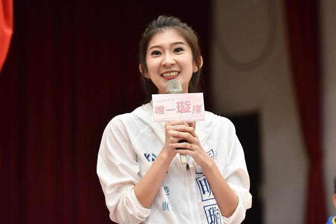 有國民黨最美發言人之稱的李明璇投入高市第8選區立委選舉，今（29）日舉辦前鎮見面會，數百人到場力挺，現場爆棚。（柯宗緯翻攝）