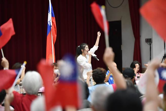有國民黨最美發言人之稱的李明璇投入高市第8選區立委選舉，今（29）日舉辦前鎮見面會，數百人到場力挺，現場爆棚。（柯宗緯翻攝）