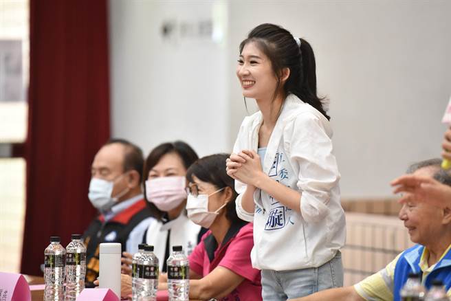 有國民黨最美發言人之稱的李明璇投入高市第8選區立委選舉，今（29）日舉辦前鎮見面會，數百人到場力挺，現場爆棚。（柯宗緯翻攝）