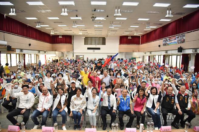 有國民黨最美發言人之稱的李明璇投入高市第8選區立委選舉，今（29）日舉辦前鎮見面會，數百人到場力挺，現場爆棚。（柯宗緯翻攝）