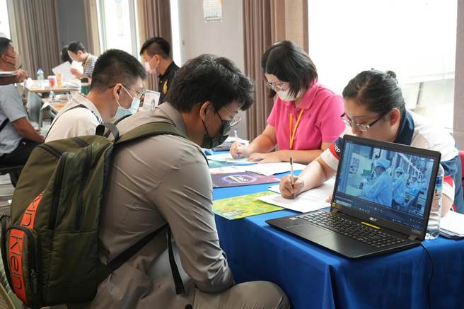 桃園市青年局29日辦理青年人才媒合會，逾40間不同領域的知名企業響應，現場還提供履歷健檢服務，協助青年順利求職。（桃園市青年局提供／蔡明亘桃園傳真）