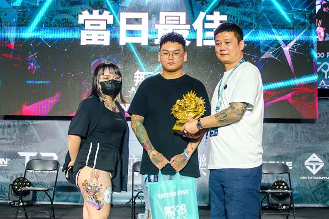「猫王」刺青师蔡信杰第5届台北无限纹身音乐节大胆连续3天挑战3场次当天创作，分别以兔子、狐狸和凤凰3刺青包办3天的冠军。（蔡依珍摄）