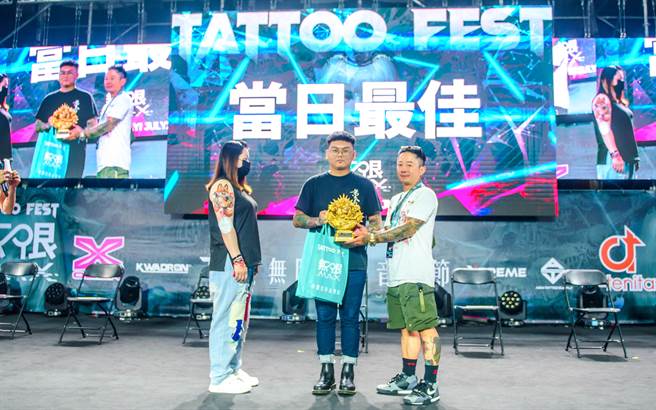 「猫王」刺青师蔡信杰第5届台北无限纹身音乐节大胆连续3天挑战3场次当天创作，分别以兔子、狐狸和凤凰3刺青包办3天的冠军。（蔡依珍摄）