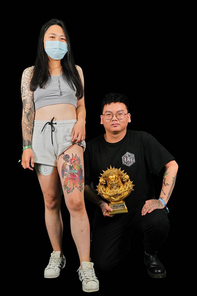 「猫王」刺青师蔡信杰第5届台北无限纹身音乐节大胆连续3天挑战3场次当天创作，分别以兔子、狐狸和凤凰3刺青包办3天的冠军。（蔡信杰提供／蔡依珍桃园传真）