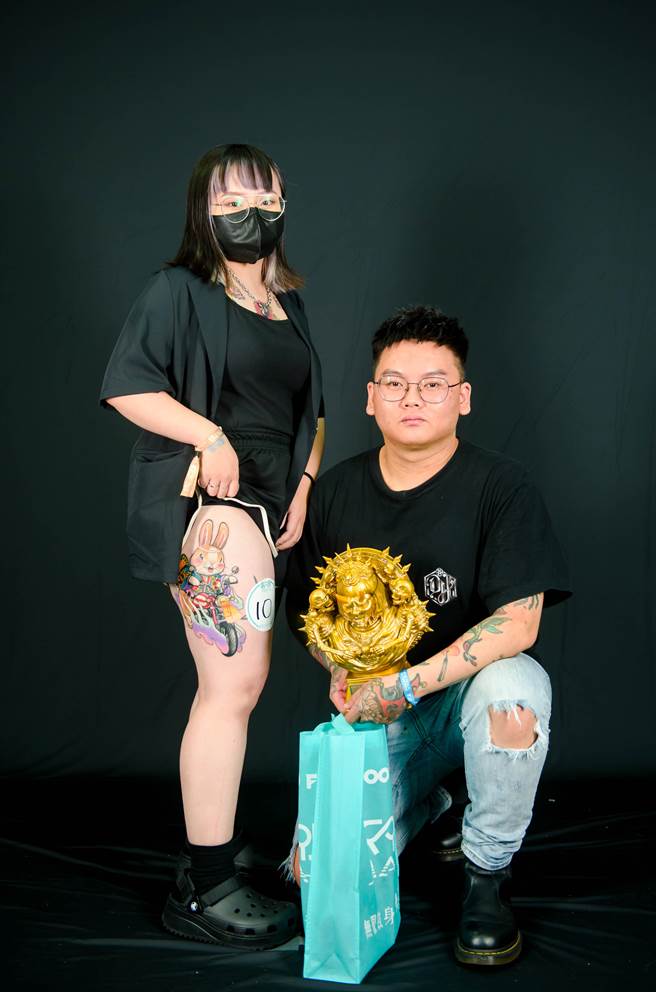 「猫王」刺青师蔡信杰第5届台北无限纹身音乐节大胆连续3天挑战3场次当天创作，分别以兔子、狐狸和凤凰3刺青包办3天的冠军。（蔡信杰提供／蔡依珍桃园传真）
