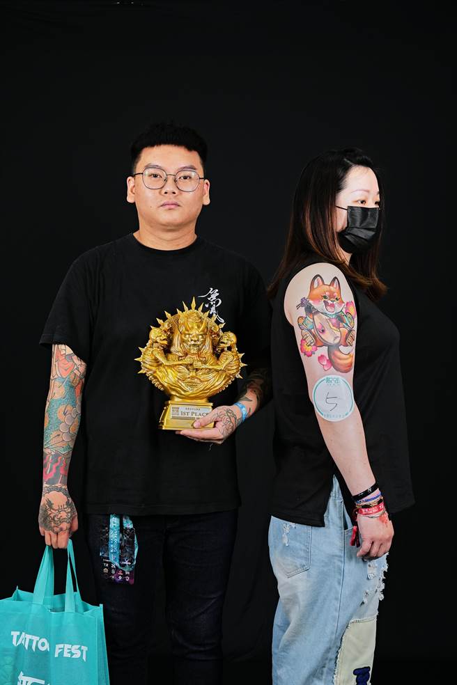 「猫王」刺青师蔡信杰第5届台北无限纹身音乐节大胆连续3天挑战3场次当天创作，分别以兔子、狐狸和凤凰3刺青包办3天的冠军。（蔡信杰提供／蔡依珍桃园传真）