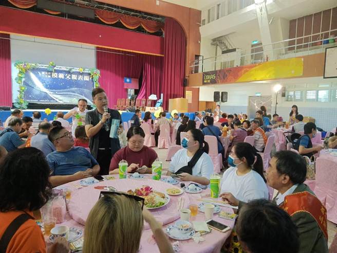 三芝區公所今天舉辦區級模範父親表揚，今年共13人獲得殊榮。（三芝區公所提供）