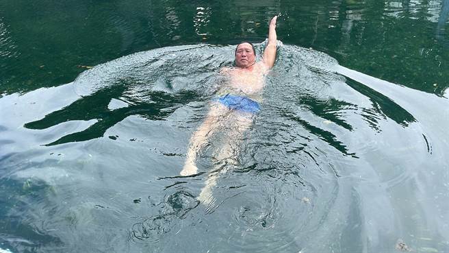 台东市立涌泉公园泳池重现满水位，民眾享受久违的人鱼共游乐趣。（萧嘉蕙摄）