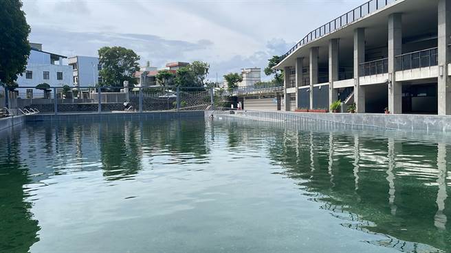 杜苏芮颱风降下丰沛雨量，使得原已乾涸见底的「台东市立涌泉公园」泳池重现满水位，目前水深约150公分。（萧嘉蕙摄）