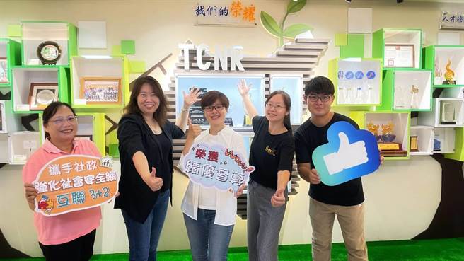 劳动力发展署中彰投分署刘秀贞分署长(左二)与资深业务督导李维欣(中)合影。(中彰投分署提供)