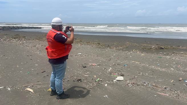 帛琉籍天使輪「ANGEL」112年7月21日凌晨於高雄港外約2.8浬處沉沒， 今日杜蘇芮颱風遠離，各部會從陸海空三面向監測海上油污，仍發現沉船處後有約1.95平方公里，長約13公里的細長狀燃油向北北西方向延伸，估計油水混合量少於0.5公噸。（海洋保育署提供／林雅惠傳真）