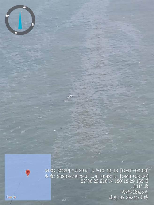 帛琉籍天使輪「ANGEL」112年7月21日凌晨於高雄港外約2.8浬處沉沒， 今日杜蘇芮颱風遠離，各部會從陸海空三面向監測海上油污，仍發現沉船處後有約1.95平方公里，長約13公里的細長狀燃油向北北西方向延伸，估計油水混合量少於0.5公噸。（海洋保育署提供／林雅惠傳真）