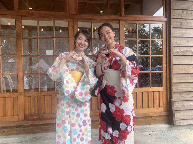 ▲今年度的「沙湾生活节」将自7月29日至8月13日间每个周末限定举办，现场有独特的浴衣体验活动可美拍打卡。图为基隆市议员许睿慈（左）与民眾体验浴衣合影。（徐佑升摄）