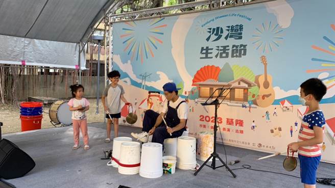 ▲生活节现场还有趣味的表演与亲子活动，图为表演团体请小朋友一同上台伴奏，相当欢乐。（徐佑升摄）