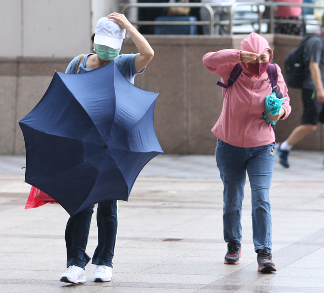 今年第6號颱風卡努步步進逼，許多民眾都好奇是否有機會能放颱風假，氣象局今日回應了。（示意圖／洪啟祐攝）