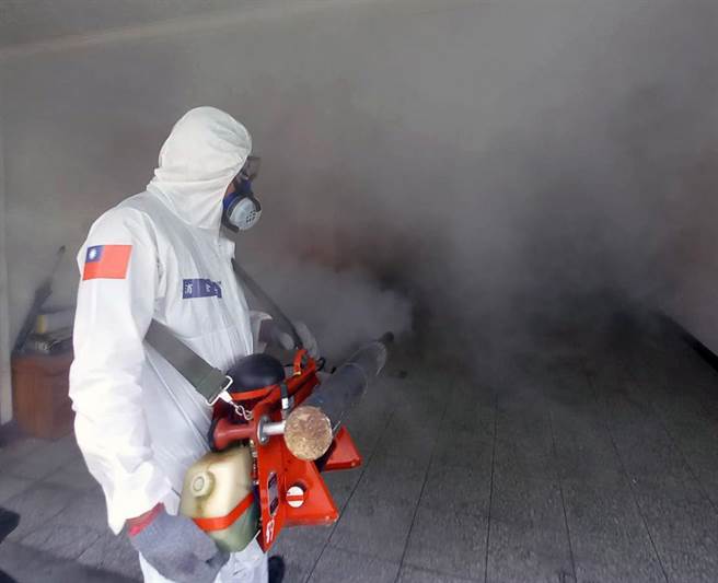 台南市政府向国军申请的110名化学兵，今天针对疫情热区进行室内喷药。（登革热防治中心提供／洪荣志台南传真）