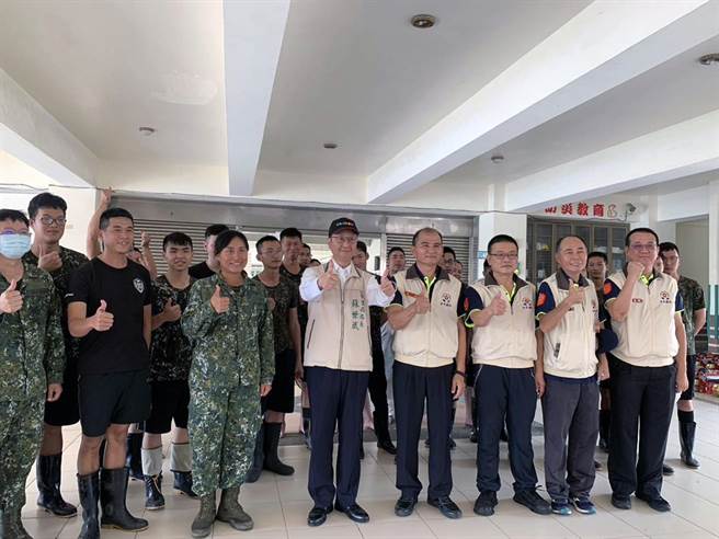 台南市登革热防治中心主任苏世斌前往永康区替支援喷药的第一线国军弟兄及防疫人员加油打气。（登革热防治中心提供／洪荣志台南传真）