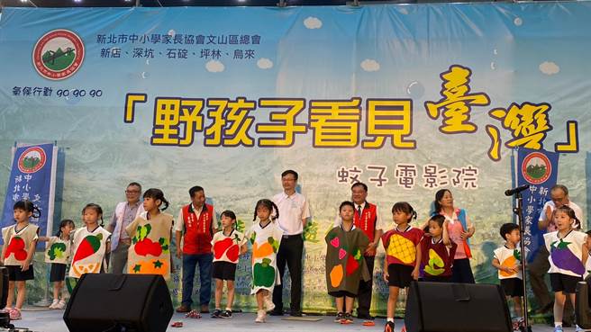 新北市教育长张明文出席参加「野孩子看见台湾」蚊子电影院、环保蔬食园游会，他指出夏令营课程全程蔬食、不使用一次性餐具，为环保减碳、减塑而努力。（新北市教育局提供）