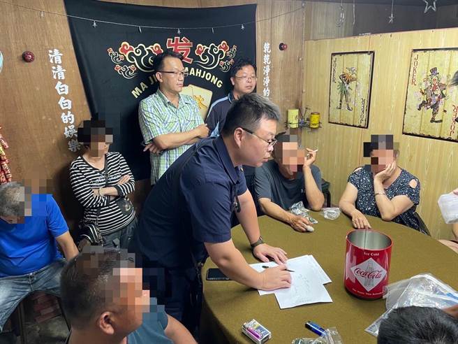 嘉義縣竹崎警分局颱風夜破獲一處民宅聚賭。（竹崎警分局提供／廖素慧嘉縣傳真）