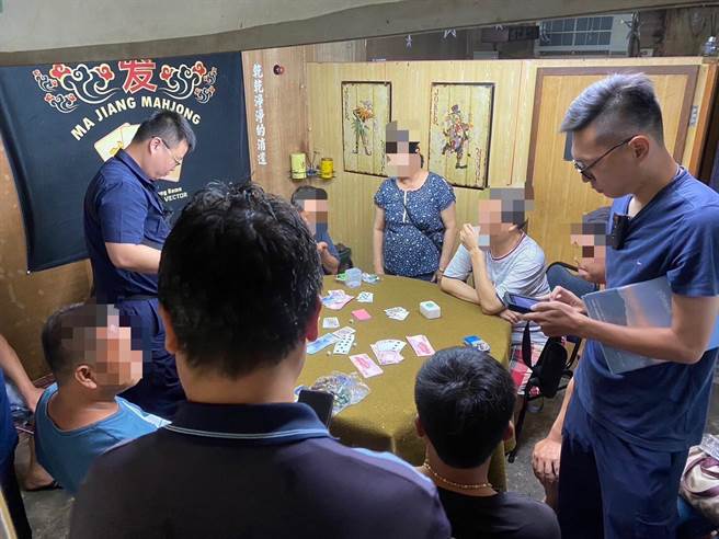 嘉義縣竹崎警分局颱風夜破獲一處民宅聚賭，盤問賭客。（竹崎警分局提供／廖素慧嘉縣傳真）