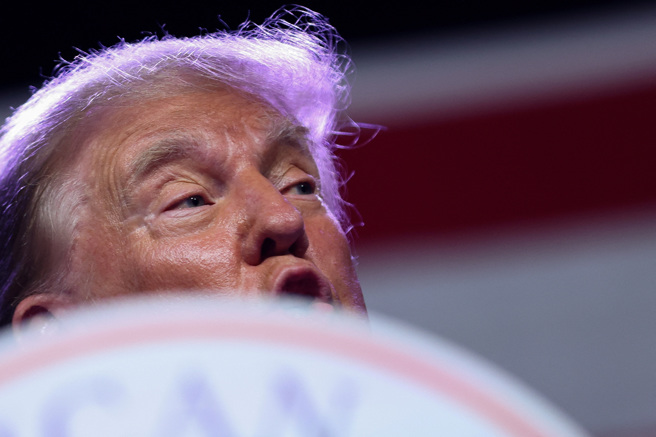 美国前总统川普在2020年大选竞选连任失利并指控选举舞弊，余波盪漾至今。图为川普28日在爱荷华州造势。（路透）