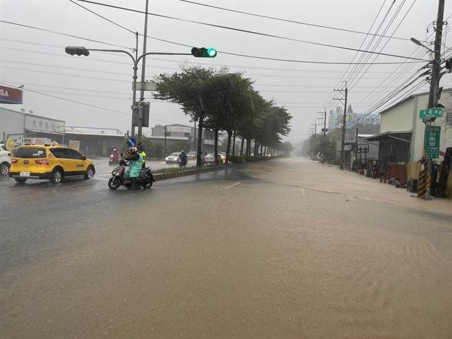受到杜蘇芮颱風外圍環流影響，彰化地區傍晚開始下起大雨，彰化市彰南路一帶又淹，馬路一片汪洋。（警方提供／吳建輝彰化傳真）