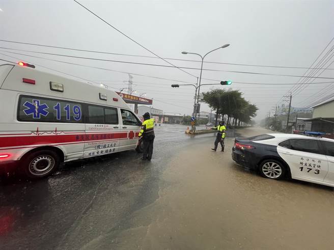 傍晚5點左右有一名老翁騎車行經彰化市彰南路小墾丁游泳池往南投方向，因天雨路滑不慎自摔跌倒，腳部受傷，熱心民眾見狀報案，警消到場由救護車將其送醫。（警方提供／吳建輝彰化傳真）