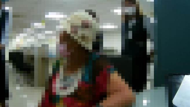 员警苦口婆心向黄妇解说假投资诈骗案例及手法，黄妇才打消匯款念头。(翻摄照片／林郁平台北传真）