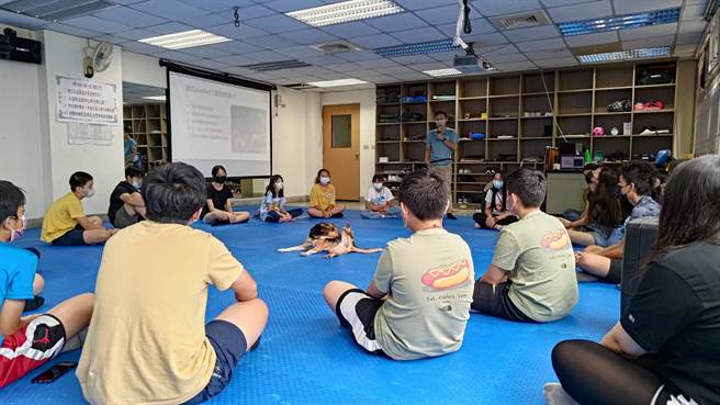 专业谘商师规划团体辅导课程，并出动疗癒犬与青少年互动。(翻摄照片／林郁平台北传真）