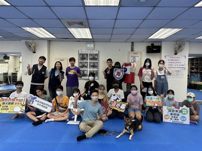 专业谘商师规划团体辅导课程，并出动疗癒犬与青少年互动。(翻摄照片／林郁平台北传真）
