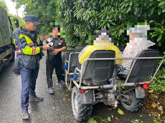 縣府與新城警分局，今持續在三棧溪出海口及鄰近道路稽查，針對沙灘車違規行駛道路開罰。（新城警分局提供／王志偉花蓮傳真）
