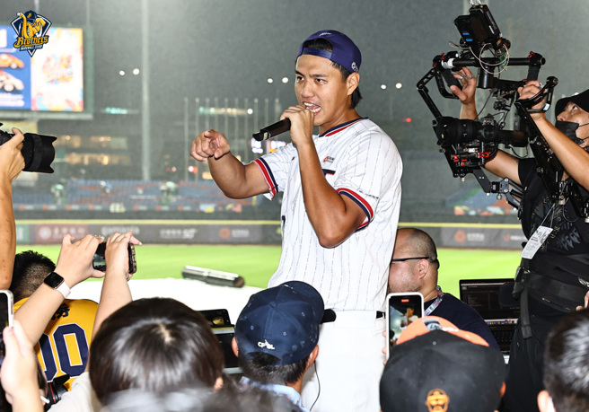 中信兄弟投手郑浩钧在明星赛等待雨停时上到观眾席高歌。（中信兄弟提供）