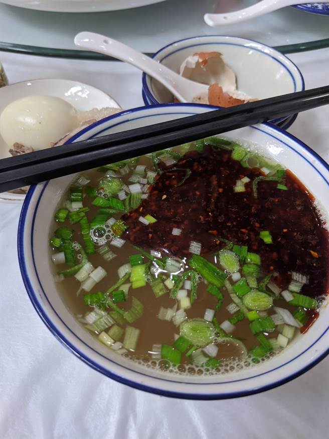 兰州牛肉麵是大陆各地的庶民美食。一碗正宗的的兰州牛肉麵要符合5项标准：「一清（汤）、二白（萝卜）、三绿（香菜、蒜苗）、四红（辣油）、五黄（麵条黄亮）」。（蓝孝威摄）