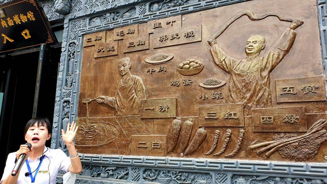 兰州牛肉麵是大陆各地的庶民美食。兰州牛肉面博物馆解说员表示，正宗的兰州牛肉麵要符合5项标准：「一清（汤）、二白（萝卜）、三绿（香菜、蒜苗）、四红（辣油）、五黄（麵条黄亮）」。（蓝孝威摄）